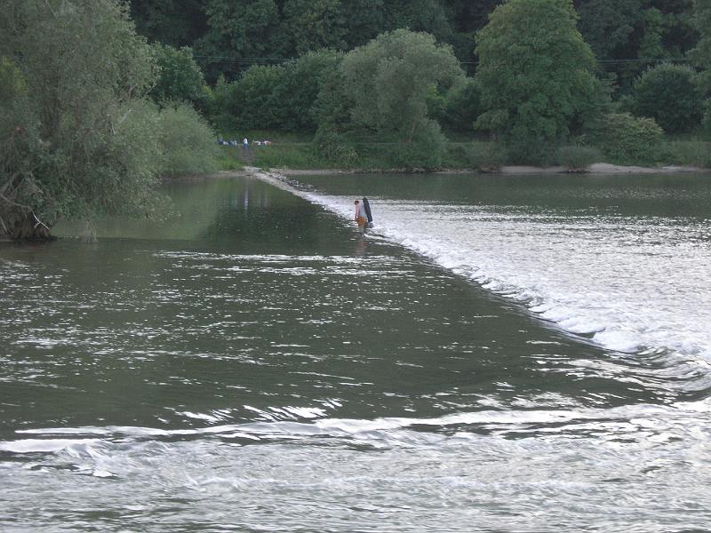 2009-05-Ausflug-Bacharach 069.jpg - und einem einsamen Wanderer, der mit Gitarre über ein Buhne watet